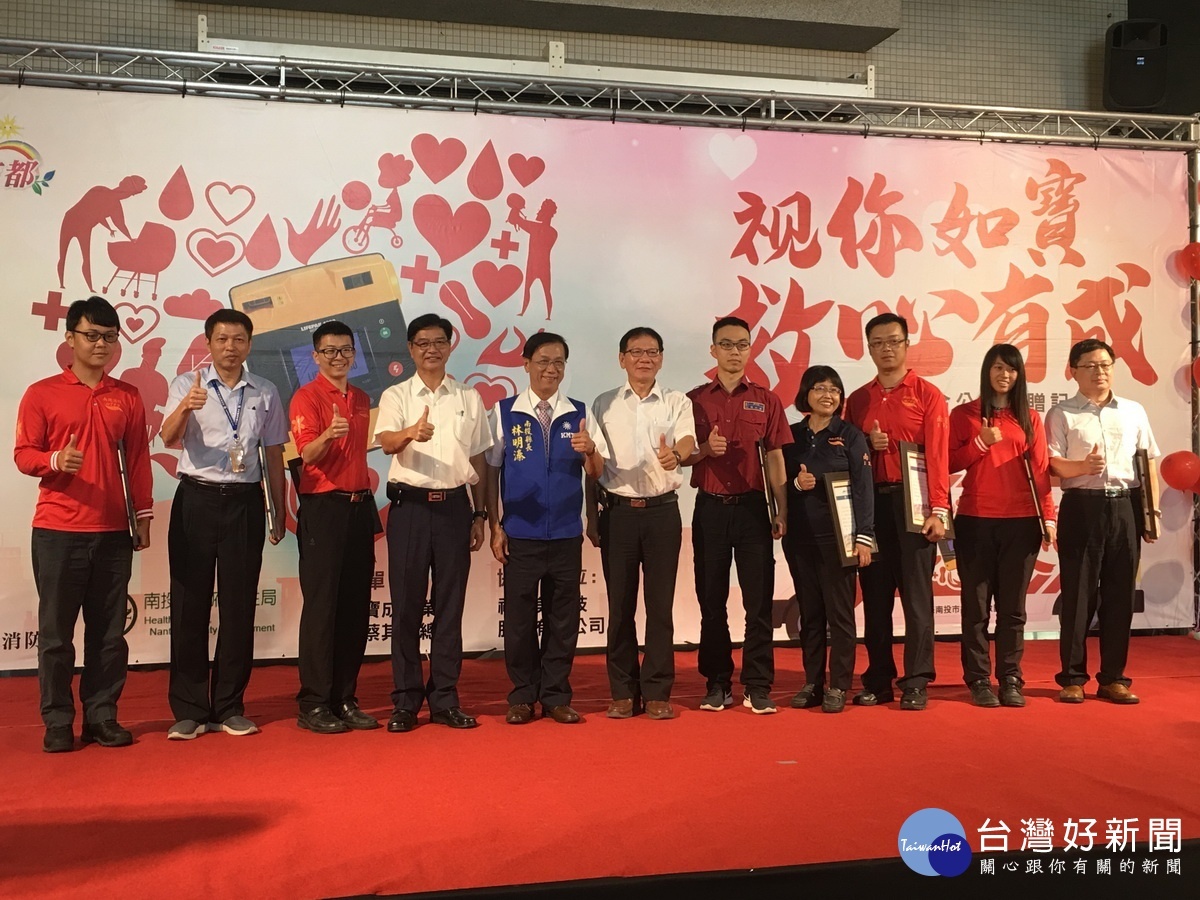 捐贈儀式中縣府也表彰救護人員。( 記者扶小萍攝)