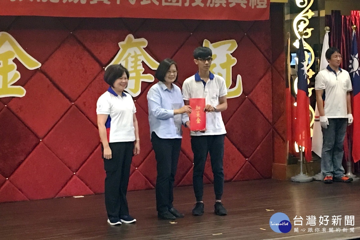 統蔡英文在「第45屆國際技能競賽代表團授旗典禮」中致贈加菜金,為選手們加油打氣。