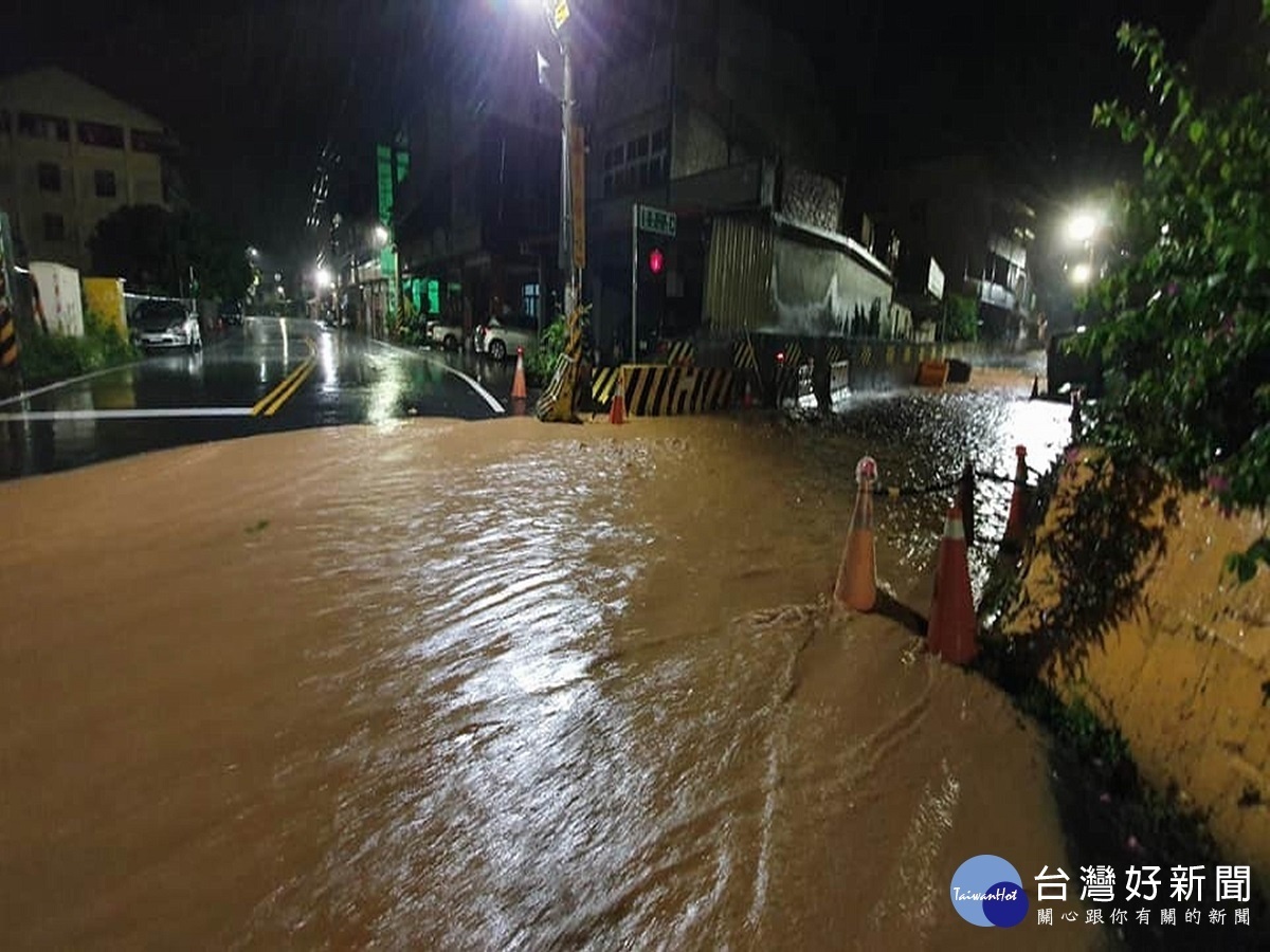 彰化大雨狂瀉宛如天頂破個大洞　土石崩落緊急封道並徹夜搶修