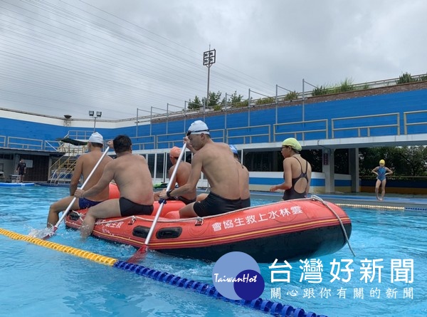 為避免鄉親因水上活動不慎發生憾事，海巡署第四岸巡隊配合縣府辦理水上安全及自救防溺宣導。