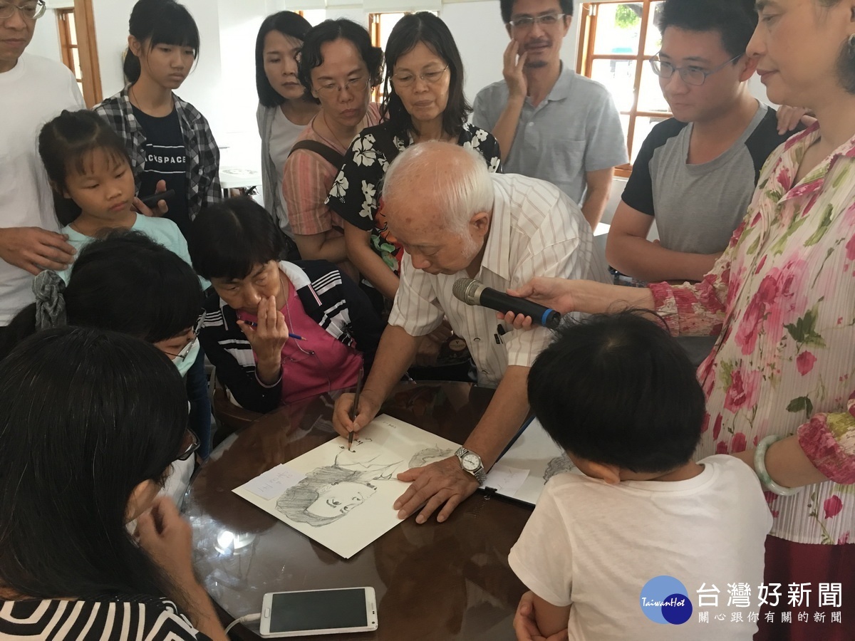 學員圍著孫老師聽其指導。(記者扶小萍攝)