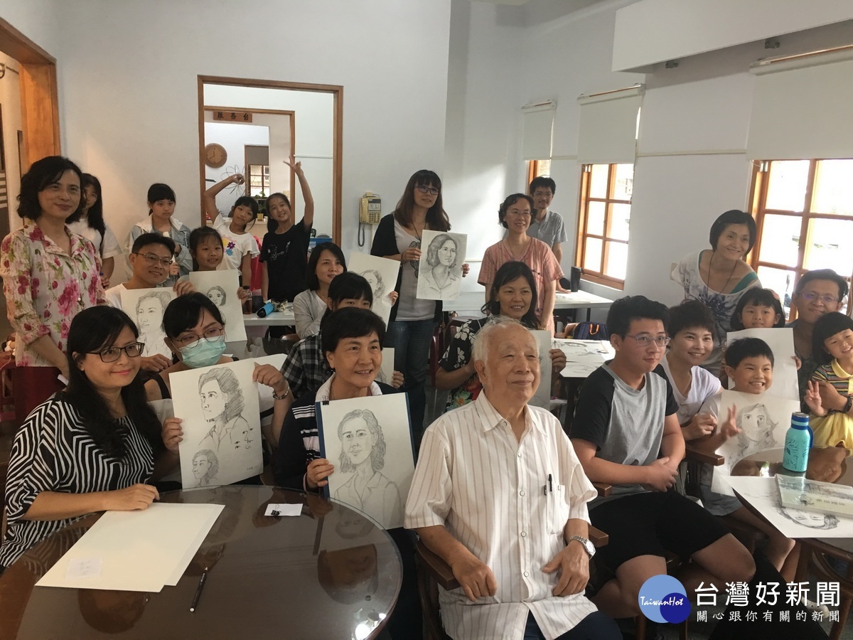 學員展示自己的創作。(記者扶小萍攝)