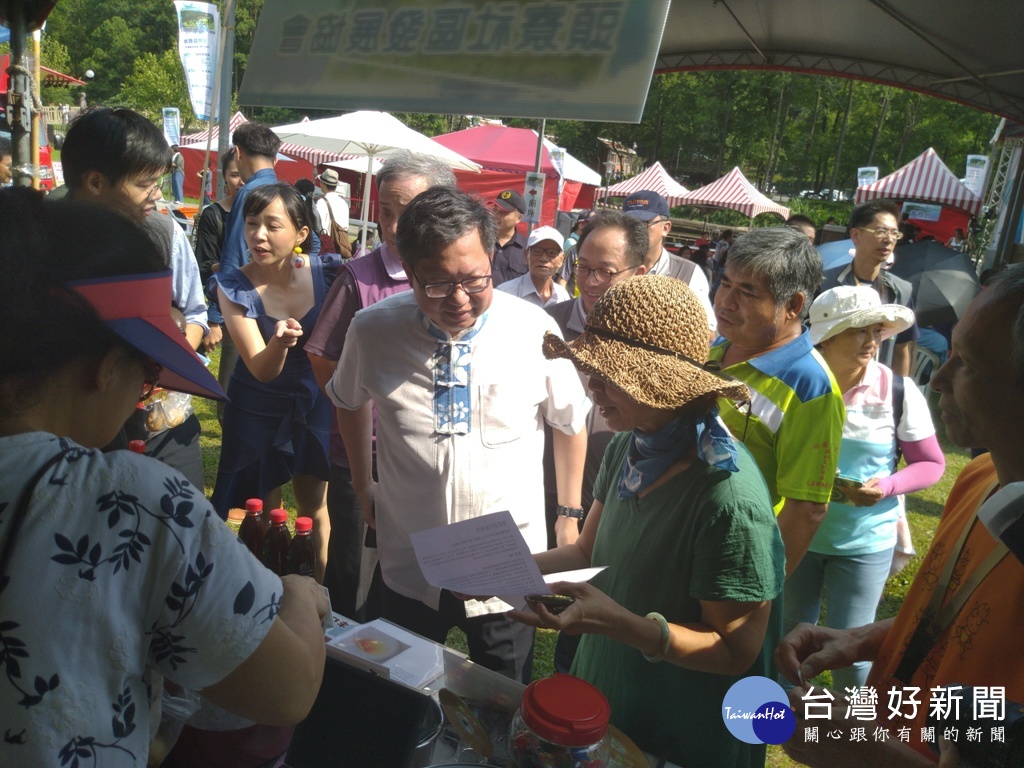 桃園仲夏音樂會在慈湖雕塑公紀念公園舉辦,場面熱烈。