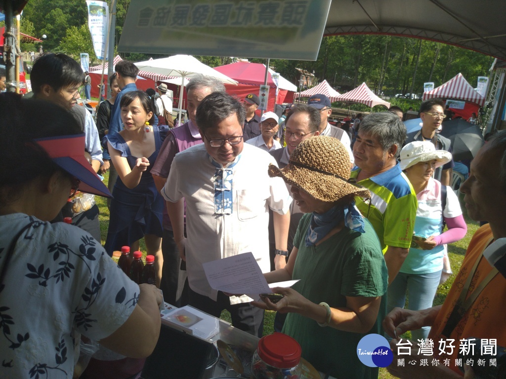 桃園仲夏音樂會在慈湖雕塑公紀念公園舉辦，場面熱烈。