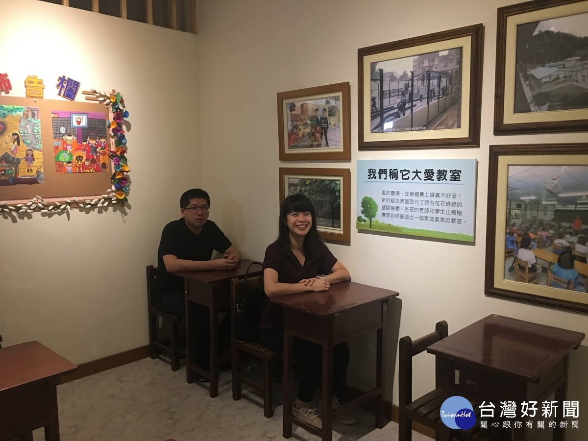 當年學童已長大,進入大愛教室回味。(記者扶小萍攝)