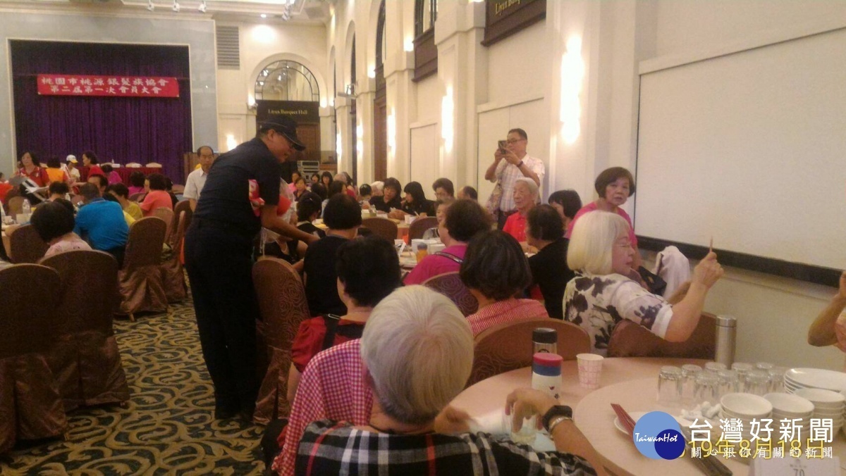 中壢分局結合「桃園市桃源銀髮族協會」舉辦全國年會之際,辦理銀髮族交通安全宣導。
