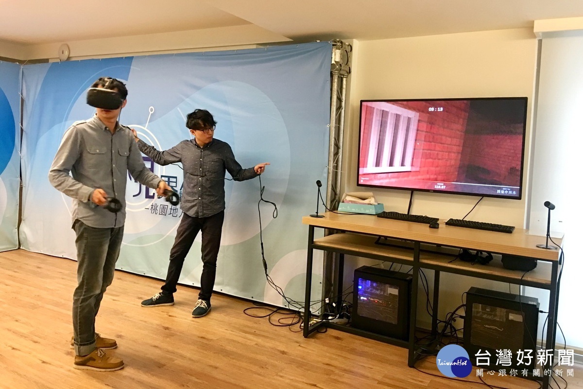 民眾現場體驗「四合院VR-無盡深淵」虛擬實境遊戲。