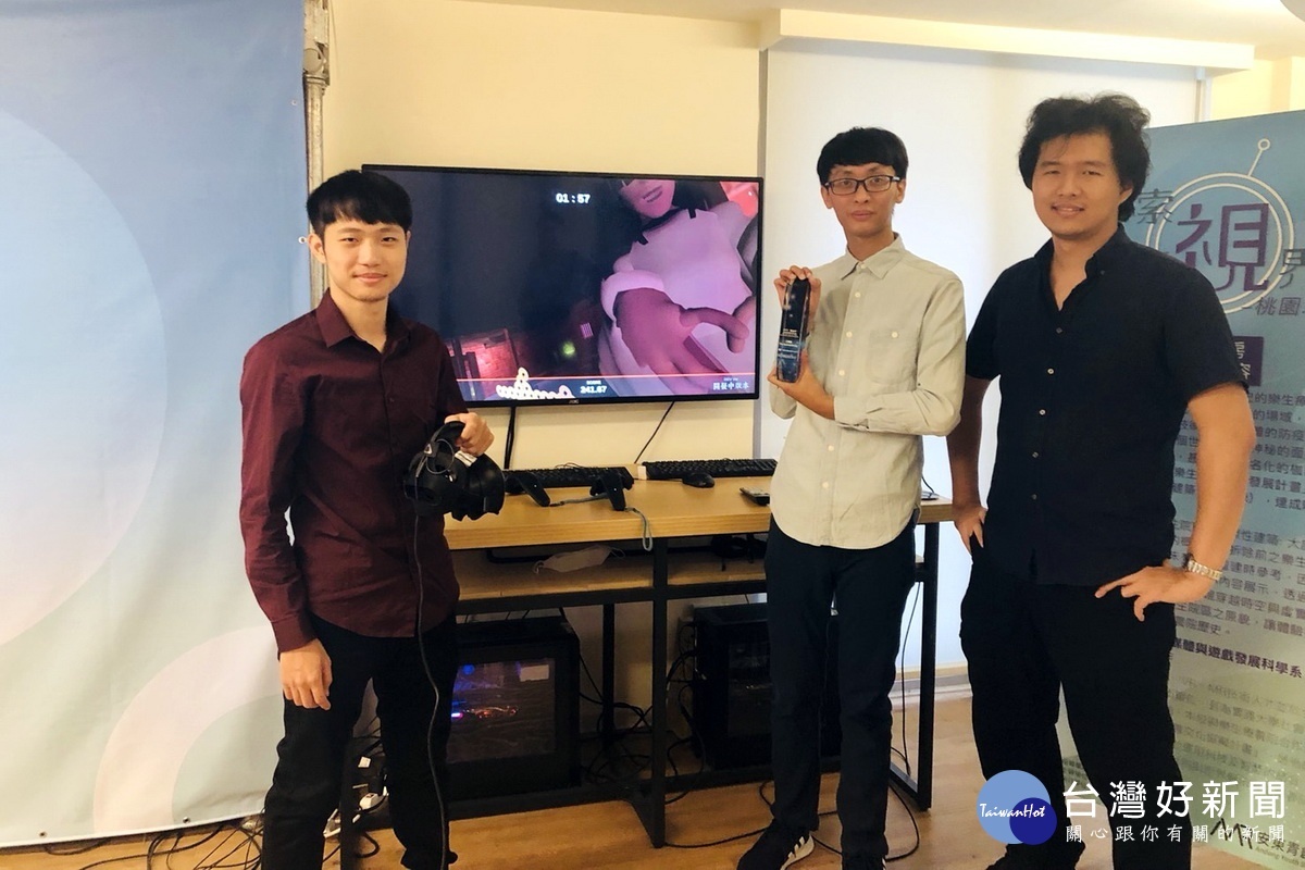 桃園安東新創基地進駐團隊EOT(艾歐特多媒體工作室)創辦人謝昀儒、林祖弘、王瑞宏說明「四合院VR-無盡深淵」虛擬實境遊戲。