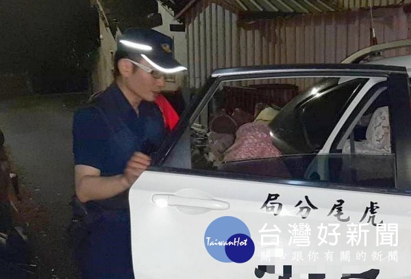 鹿寮警方據報找尋到迷途街頭,體力不支的老婦人,主動將老婦人平安載返住家,家屬深表肯定與感激。