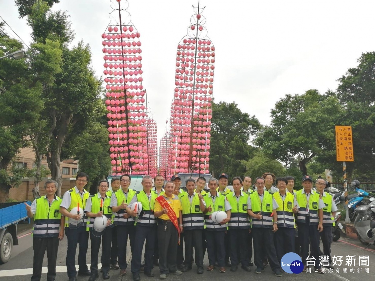 輪值爐主劉家順與現場志工隊於燈篙車前合影