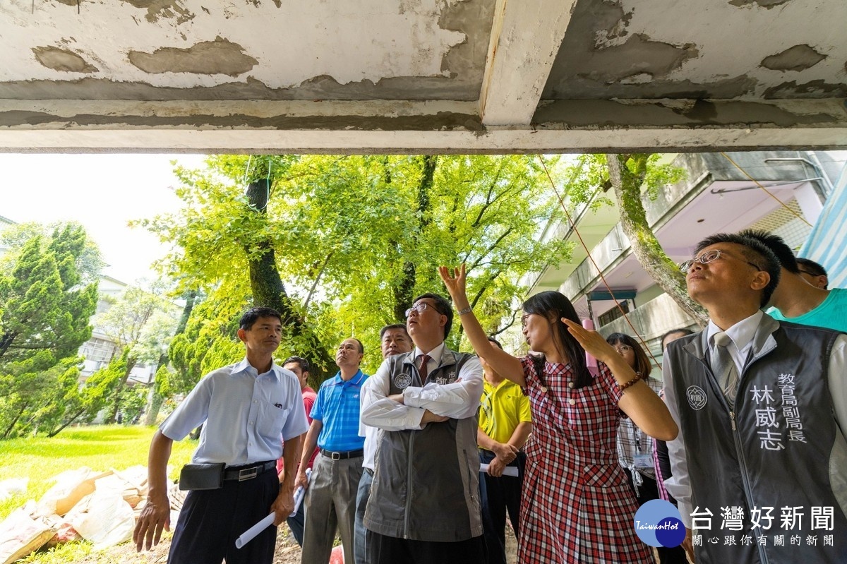 鄭市長視察仁和國中校舍須修建的部分