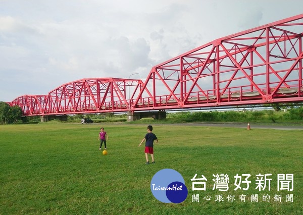 立委劉建國積極協調處理濁水溪揚塵,邀集環保署長張子敬等會勘,獲1200萬經費補助,改善裸露高灘地揚塵問題。