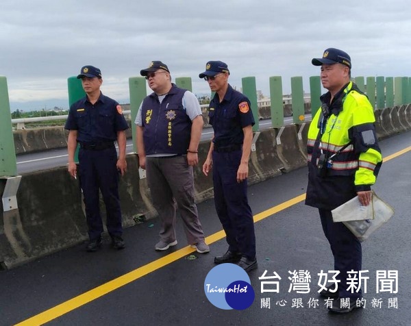 快速道路發生死亡車禍,貨櫃車駕駛因不明原因自撞水泥護欄及分隔島,被拋出車外當場死亡,肇事原因仍待警方調查。