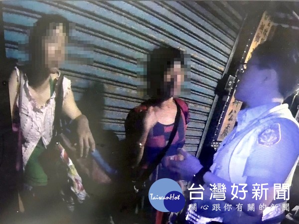 金湖所警員楊宗翰巡勤發現3名流落異鄉找工作的民眾,除提供熟食熱茶解飢祛寒,還自掏腰包協助其搭車返家。