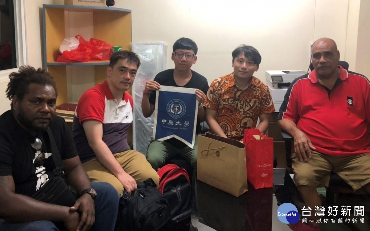 中原大學環工系學生林昱翰(圖中)發揮環工所學,到友邦索羅門群島服務。