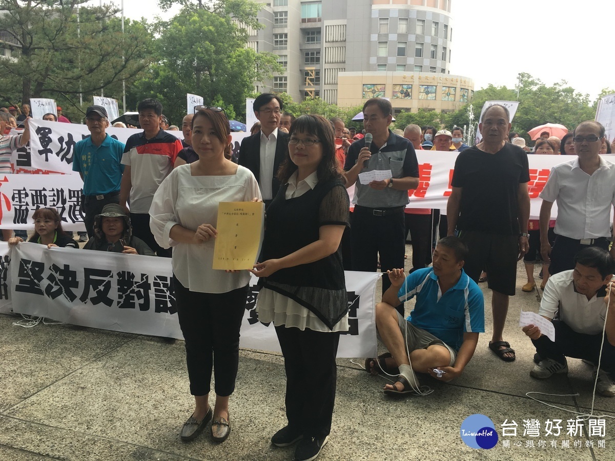 羅美玲議員(左)代表遞連署書。(記者 扶小萍攝)