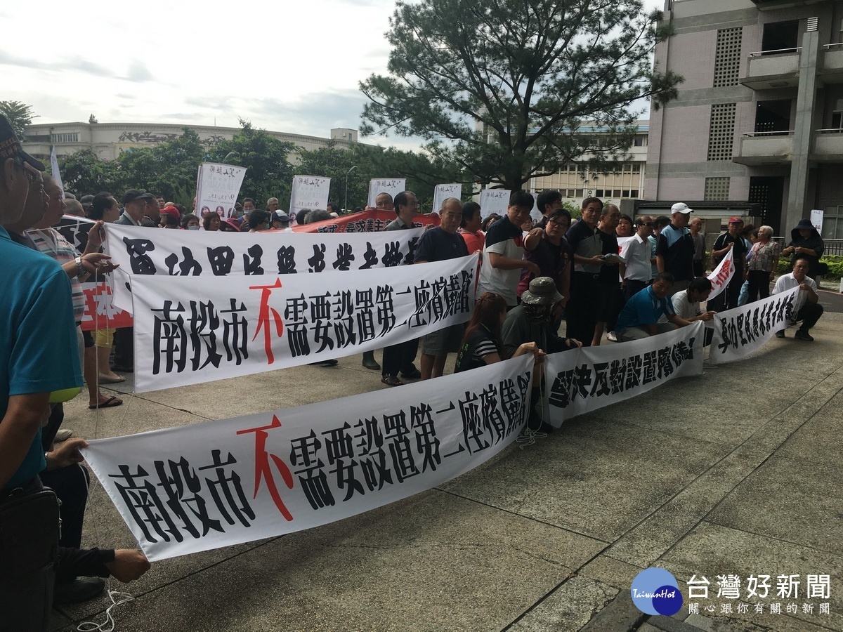 抗議布條述明大家的心聲。(記者扶小萍攝)