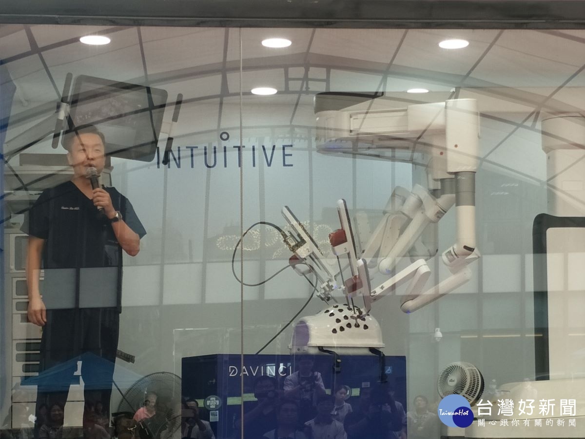 副院長林忠葦介紹達文西機械手臂系統,並操作示範精細的切割以及縫合技巧。圖記者鄧富珍攝