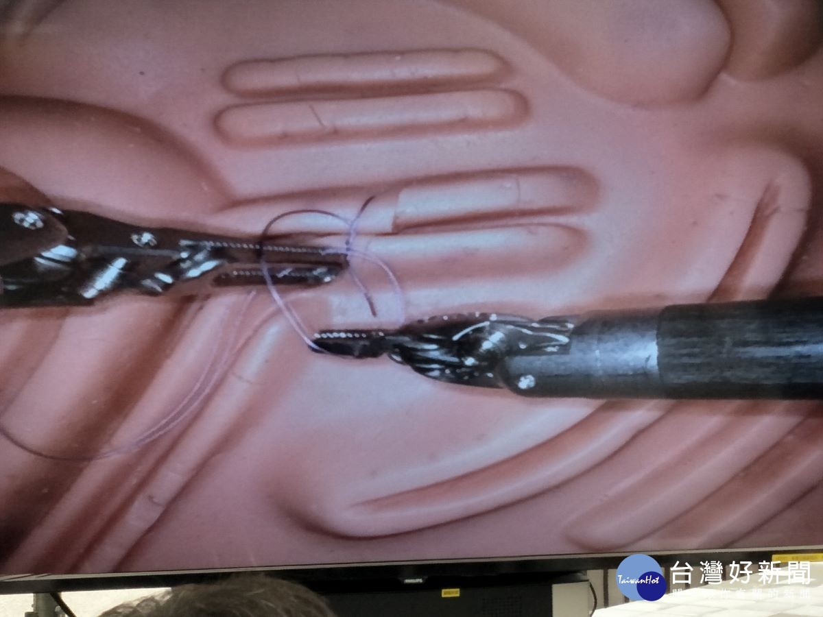 副院長林忠葦介紹達文西機械手臂系統,並操作示範精細的切割以及縫合技巧。圖記者鄧富珍攝