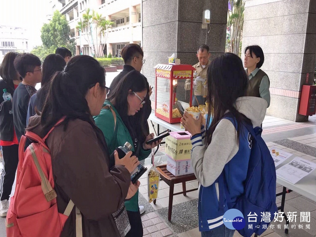 同學的熱情參與,讓學輔活動績效斐然; 爆米花與教官已成了修平校園裡最美麗的風景。林重鎣攝