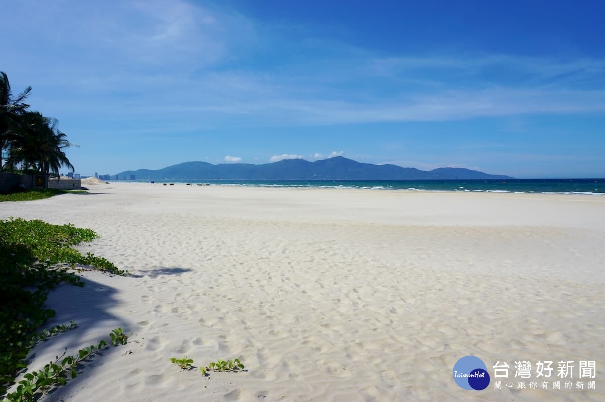 艷陽、藍天、白沙、椰林是峴港沙灘的最美寫照。（圖／喜鴻假期提供）