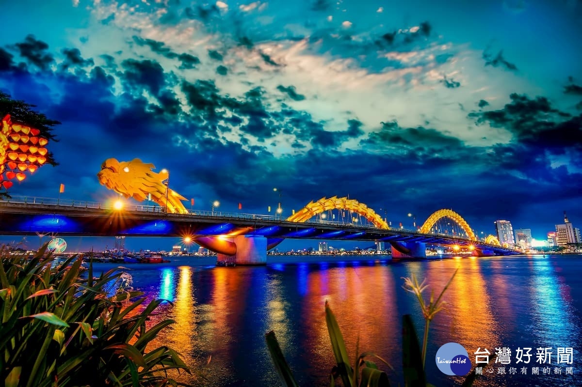 龍橋每逢週末晚上九點會有金龍噴水、噴火的表演，燈光交替耀眼奪目。（圖／喜鴻假期提供）