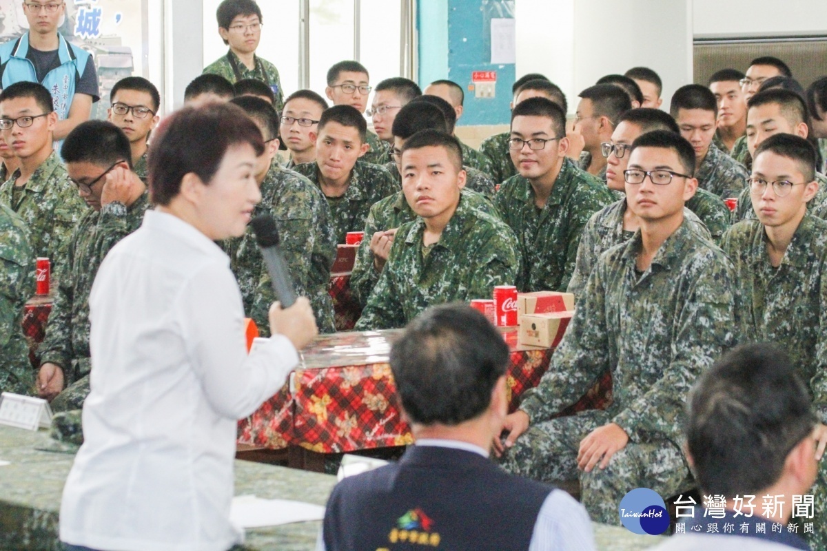 提前慶中秋 盧秀燕帶炸雞可樂至成功嶺慰勞市籍役男