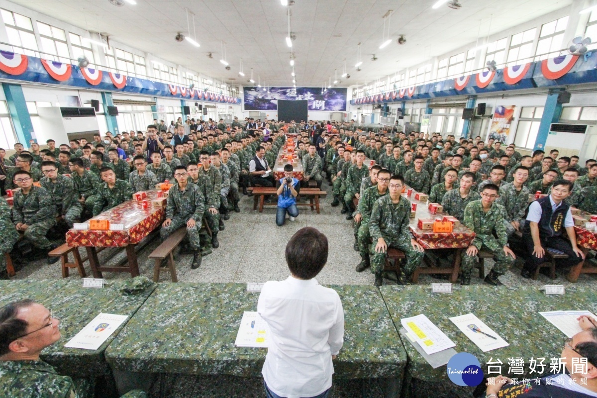 提前慶中秋 盧秀燕帶炸雞可樂至成功嶺慰勞市籍役男