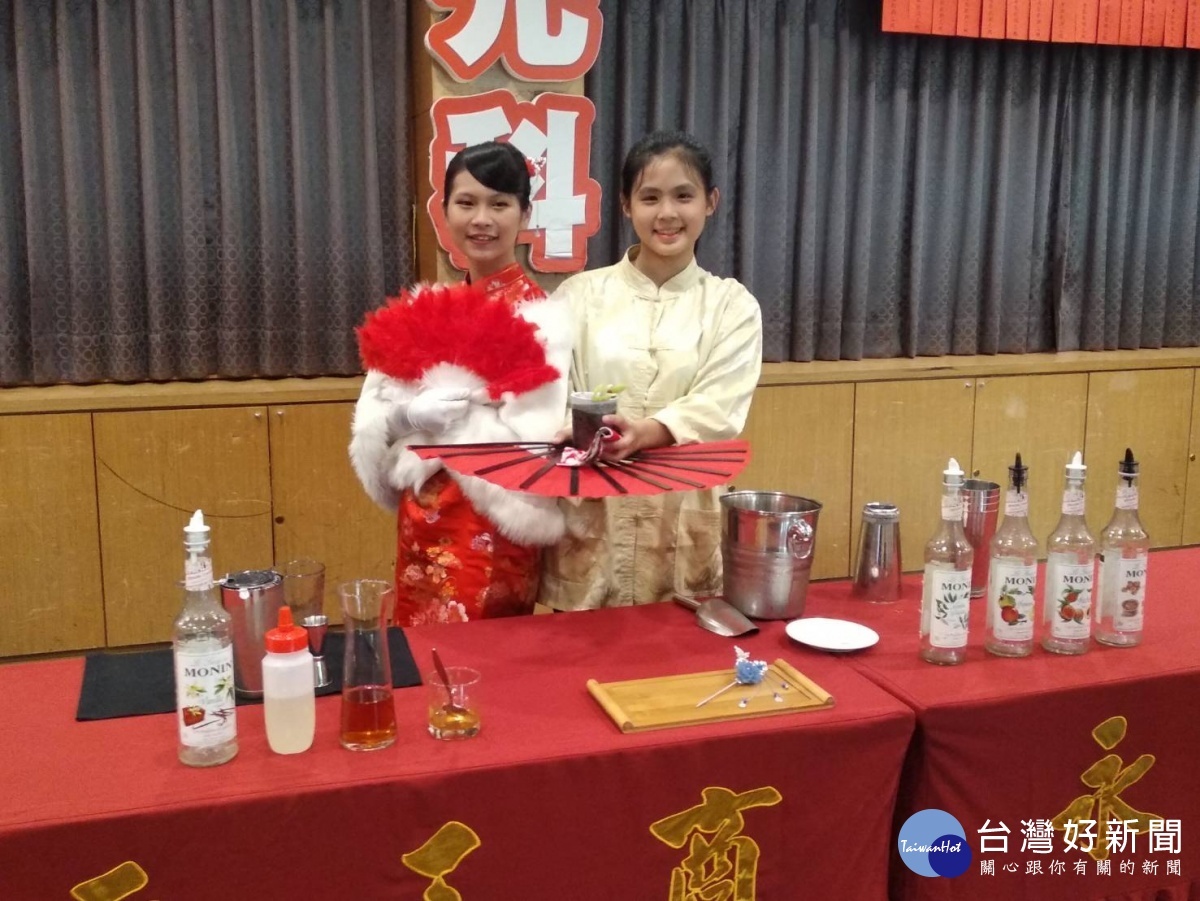 詹沂菱(左)雖沒有通過飲料調製乙級證照,但努力靠統測考取國立高雄科技大學。(圖/林鵬程攝)