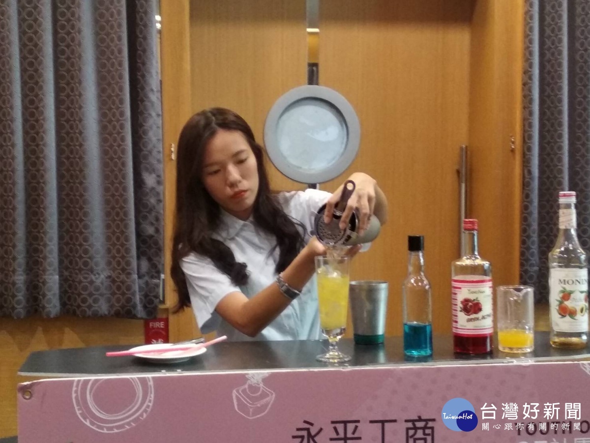 觀光科學生調製飲料。(圖/林鵬程攝)