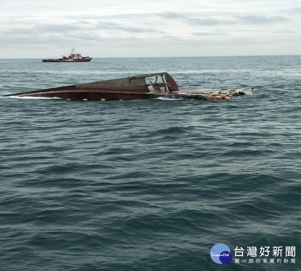 王功外海發生漁船貨輪擦撞翻覆 漁船6名船員落海1人重傷(照片翻攝)