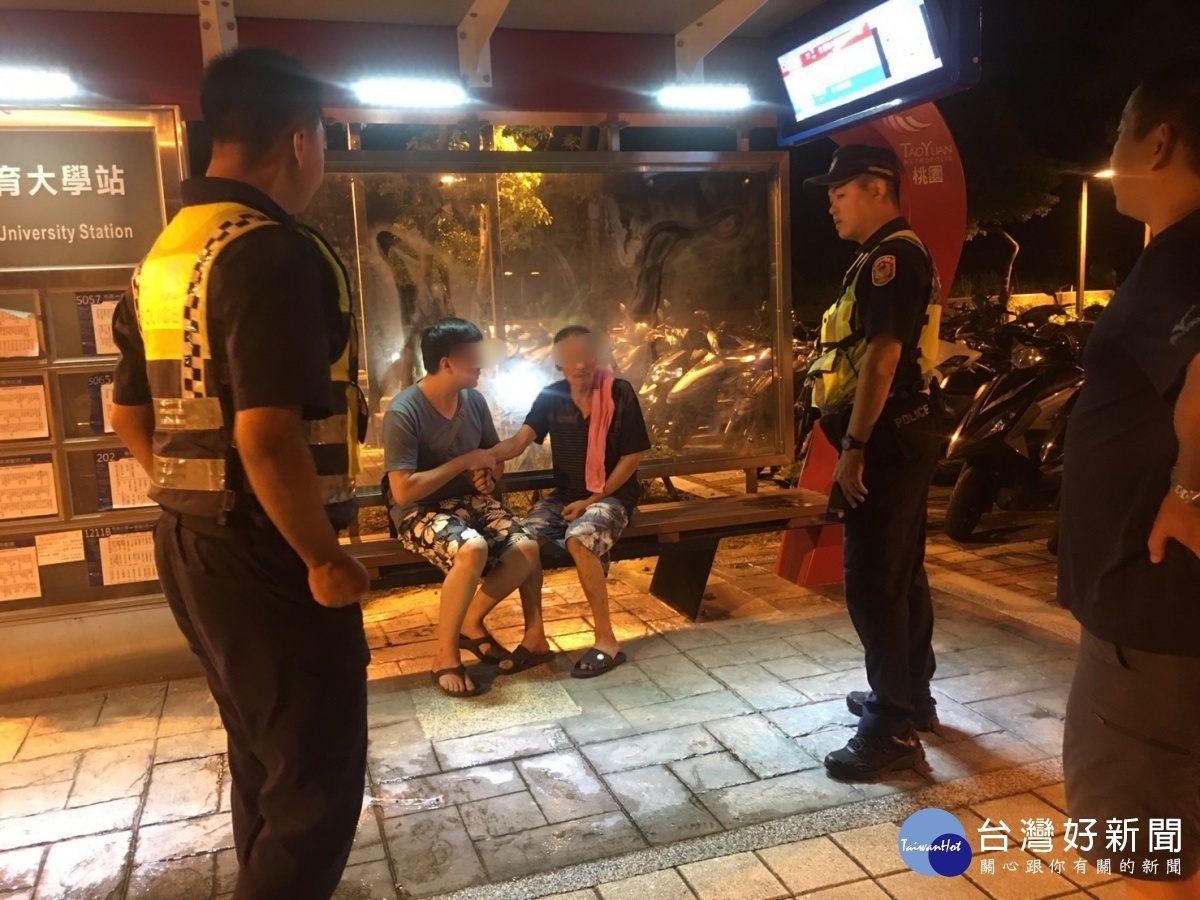 輕微中風許姓老翁迷途,警方立即使用M-police聯繫家屬,父子感謝員警幫助後返家休息。