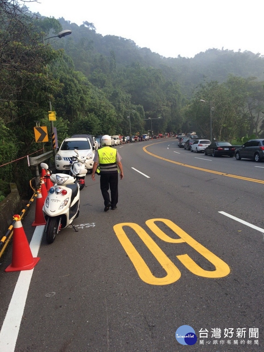 靠左側山壁車道依序停車。〈示意圖〉