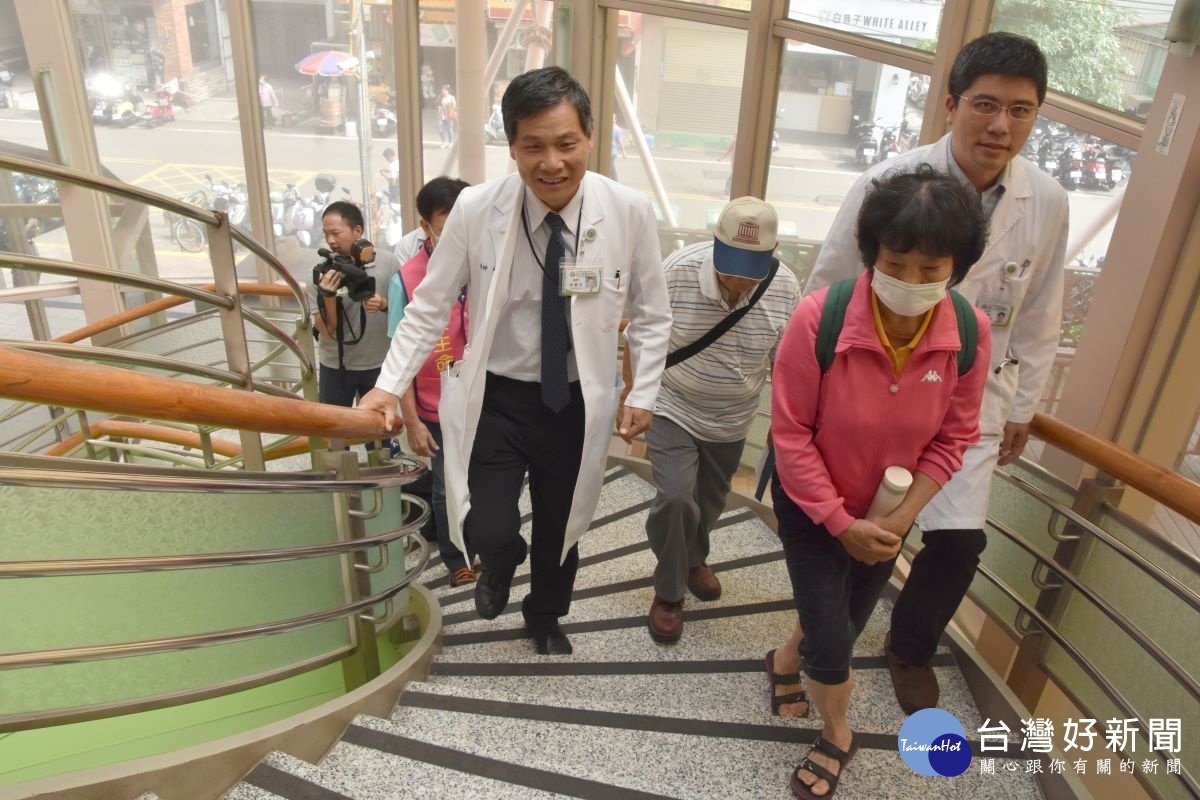 民眾可以隨時隨地利用爬樓梯來檢視自己的肺活量。