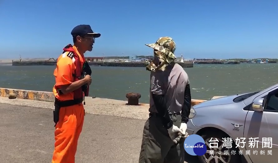 第八岸巡隊針對轄區內實施岸際人、車柔性勸導,避免遊客因觀浪不慎落海或遭巨浪吞噬等意外發生。