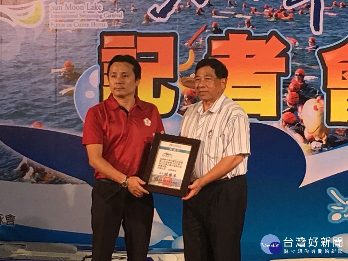 陳正昇副縣長贈感謝狀予中華泳協理事長曾正宗（左）等單位代表。（記者扶小萍攝）
