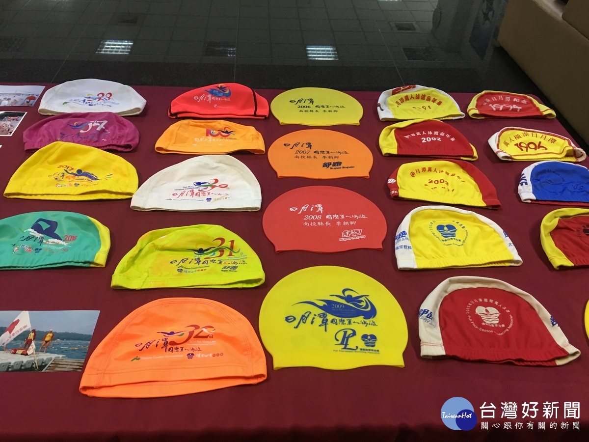 萬人泳渡已進入第37屆,歷屆泳帽見證此一國際盛事。(記者扶小萍攝)