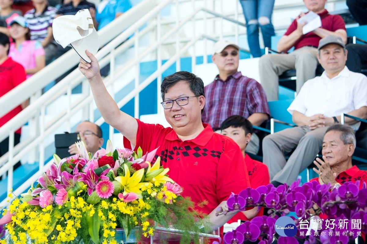 桃園市長鄭文燦於108年桃園市運動會開幕典禮中向進場選手們致意。