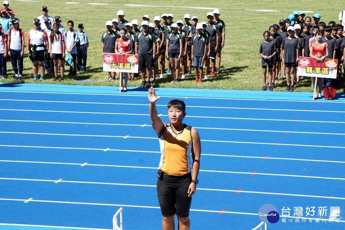 107年全國田徑錦標賽及108年全國大專院校運動會女子組鐵餅金牌選手楊佳琇，代表全體運動選手宣誓。