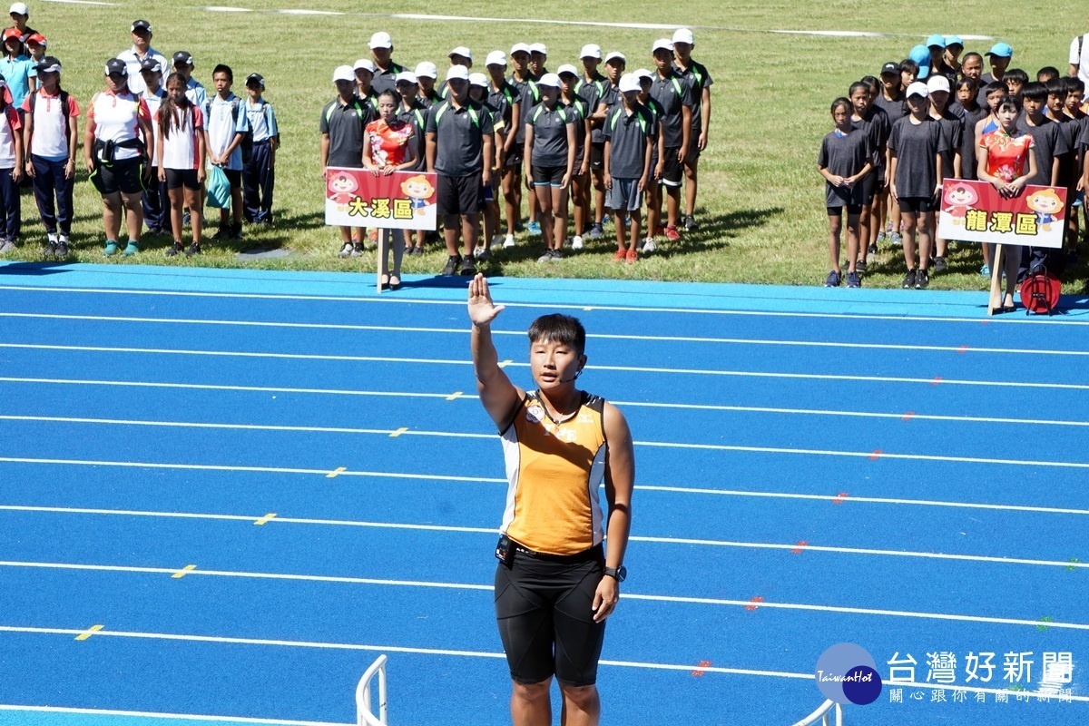 107年全國田徑錦標賽及108年全國大專院校運動會女子組鐵餅金牌選手楊佳琇,代表全體運動選手宣誓。