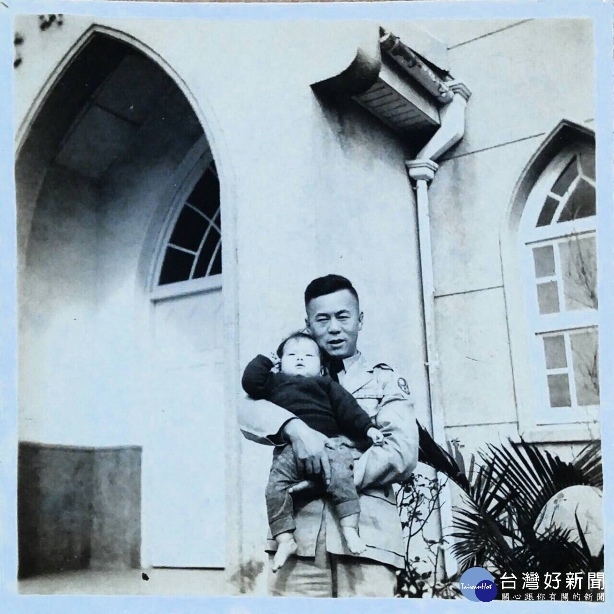 魯明哲議員孩提時和父親魯鳳三合照