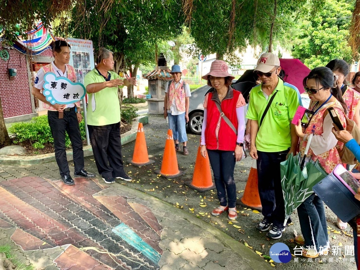 與社區營造激火花 東勢地政志工訪石岡彩繪巷促觀光