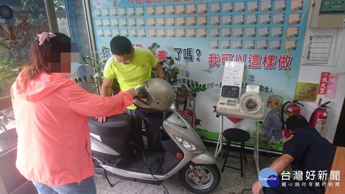 民眾電動機車沒電,派出所所長協助充電脫困。