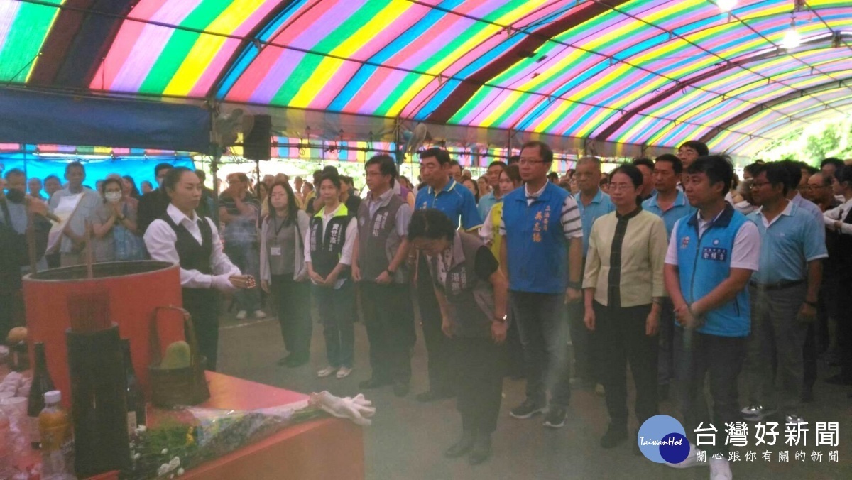 楊梅區公所於「楊梅生命紀念園區」崇德納骨塔前廣場舉行秋祭大典暨普渡法會。