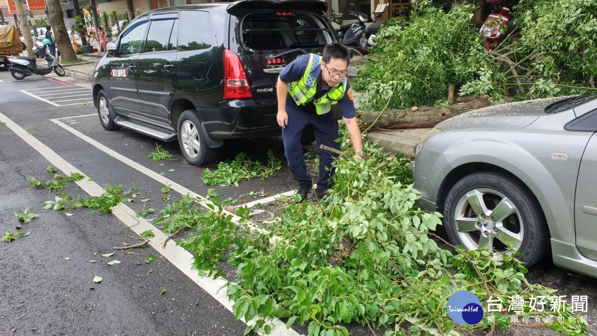 路樹突然倒塌，佔據車道及壓壞停於路旁車輛，警方派員現場處理管制交通疏導車流。