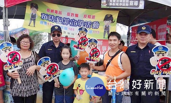北港警方結合口湖公所「產業嘉年華」活動,宣導交通安全及反毒、防詐騙,提高民眾自我防衞能力及判斷能力。