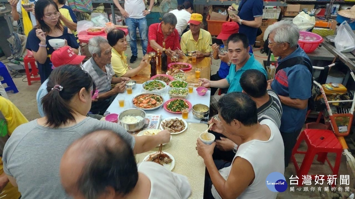 八德區興仁里舉辦「一家一菜」的活動，近百戶的里民共襄盛舉，現場相當熱鬧。