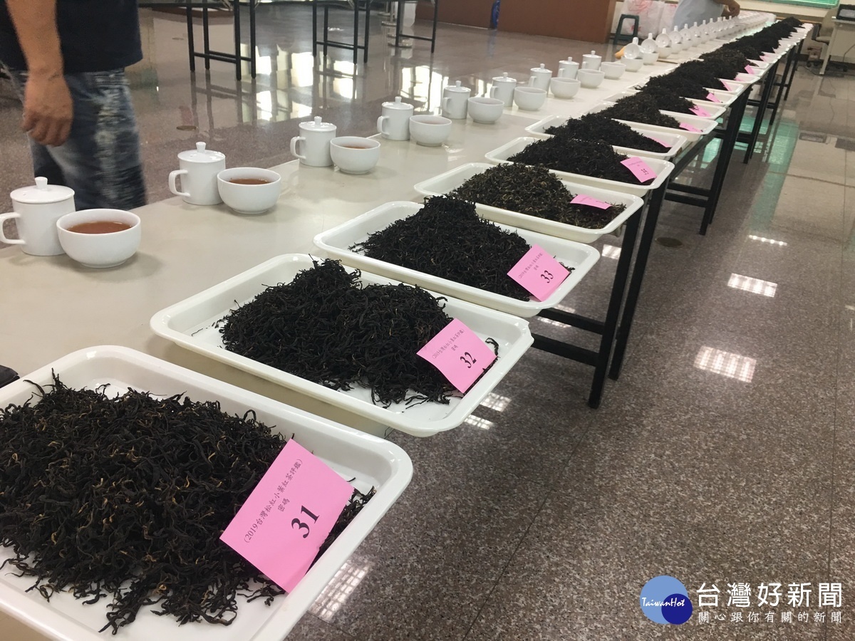 各茶區茶農技術不一成品略有不同。(記者扶小萍攝)
