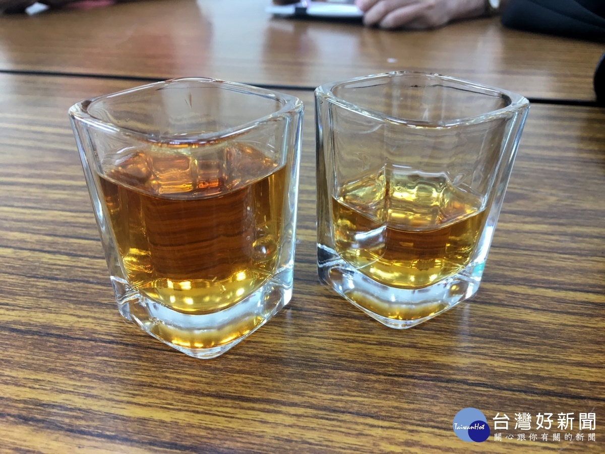 名間小葉種紅茶茶湯色澤明亮。(記者扶小萍攝)