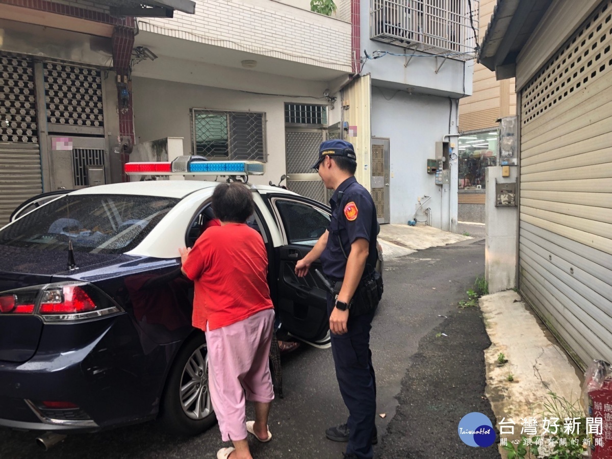 老翁蹲坐路旁,龍潭暖警協查身分助返家。